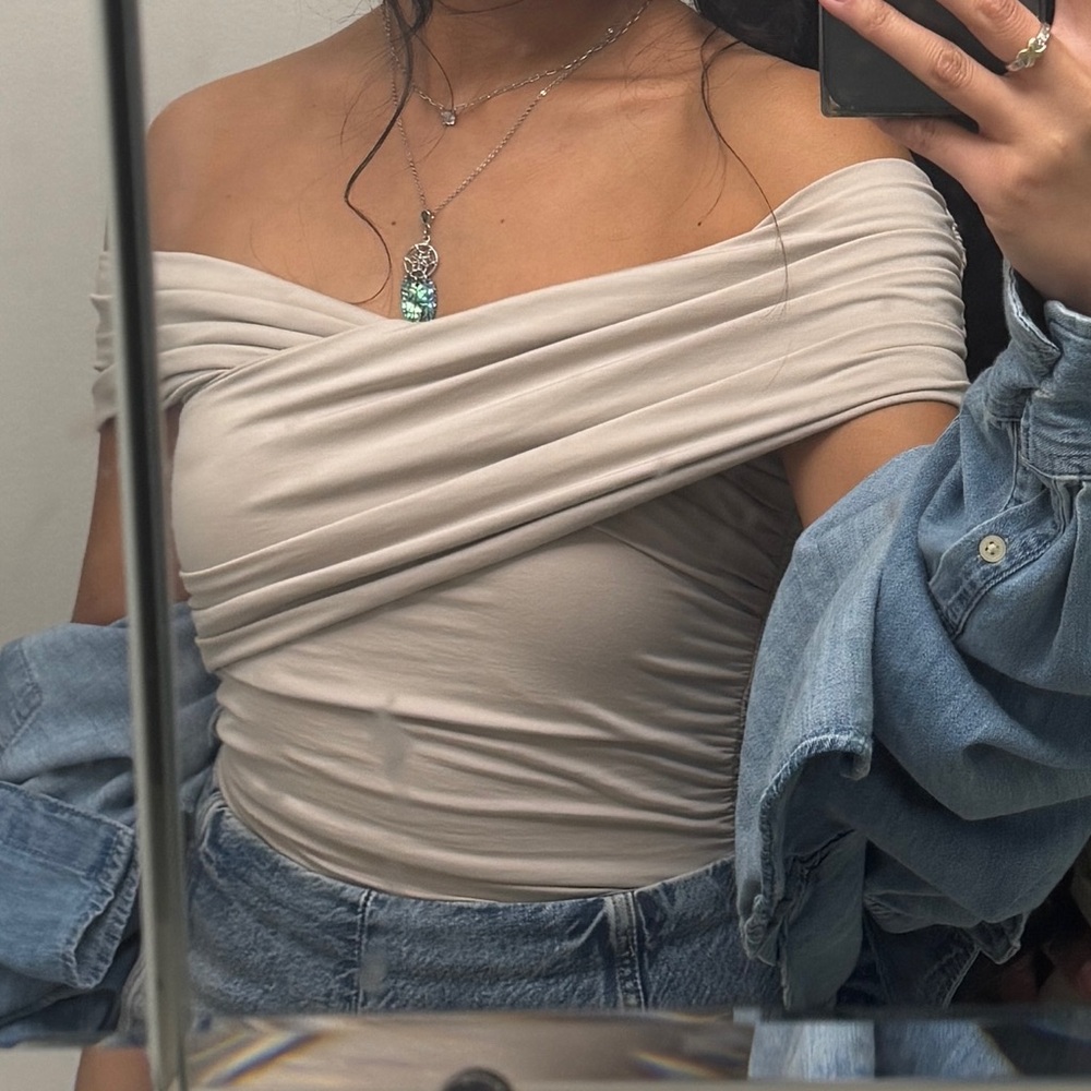 ❌SOLD❌ Abercrombie & Fitch Off-Shoulder Blouse